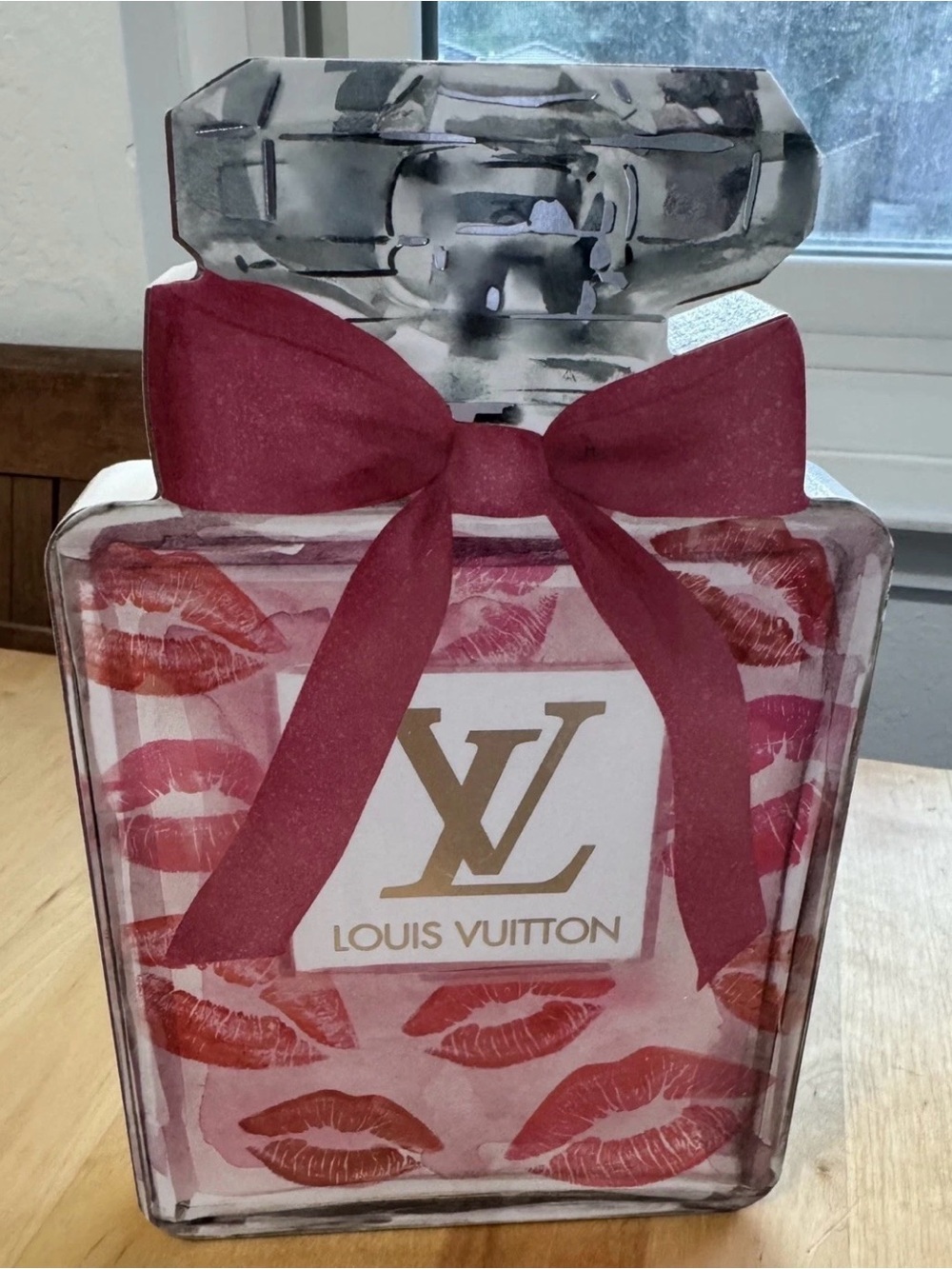 3D FREESTANDING LUXURY INSPIRED WOOD DECOR PARFUM BOTTLE WITH KISSES